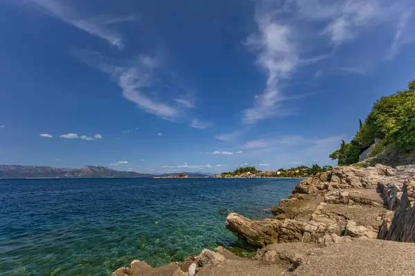 Hırvatistan 'ın Adriyatik kıyısı mavi berrak su Peljesac yarımadası Trpan