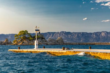 Hırvatistan 'ın Trpanj limanı, Peljesac Yarımadası, Bakire Meryem heykeli ve Adriyatik denizi manzarası