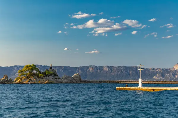 Hırvatistan 'ın Trpanj limanı, Peljesac Yarımadası, Bakire Meryem heykeli ve Adriyatik denizi manzarası