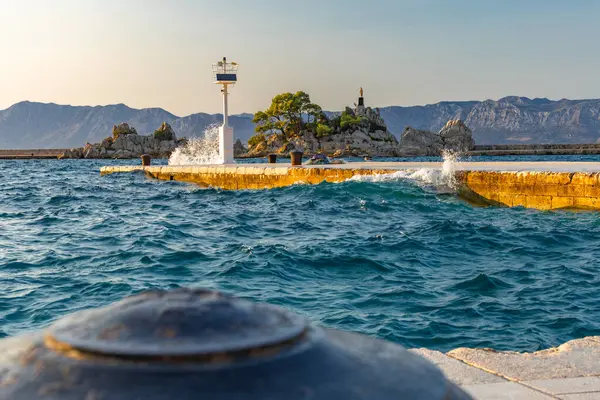 Hırvatistan 'ın Trpanj limanı, Peljesac Yarımadası, Bakire Meryem heykeli ve Adriyatik denizi manzarası