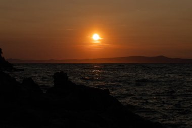 Hırvatistan 'da gün batımı deniz kıyısında Trpanj Hırvatistan' a aşık