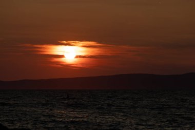 Hırvatistan 'da gün batımı deniz kıyısında Trpanj Hırvatistan' a aşık