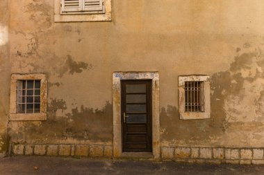 Hırvatistan 'ın eski Trpanj kasabası, kırmızı kiremit çatılar, dar sokaklar, Peljesac yarımadası tatili