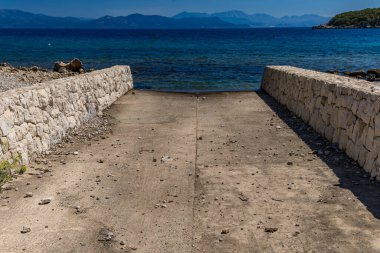 Kurumuş nehrin Adriyatik Denizi 'ne aktığı yer, beton nehir kanalı.