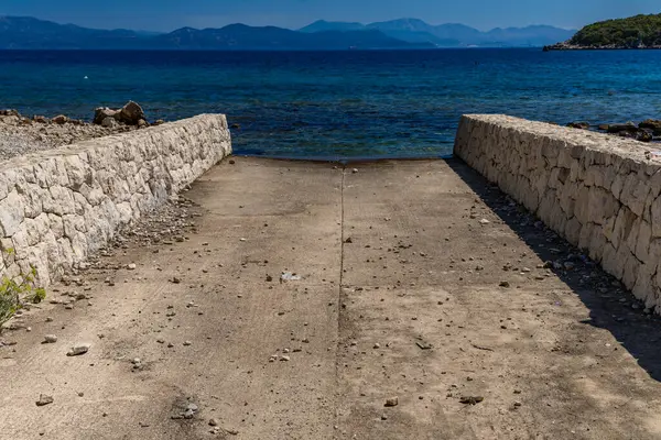 Kurumuş nehrin Adriyatik Denizi 'ne aktığı yer, beton nehir kanalı.