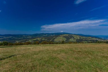 Ochodzita tepesinden Silesian Beskids dağlarının manzarası, Koniakow bölgesinin panoraması.
