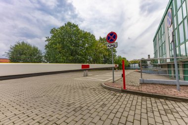Terk edilmiş park alanı, parktaki boş alanlar, mülke giriş yasak.