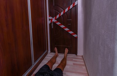 Dairenin giriş kapısı, polis bandı, olay yerini güvenlik altına almak, daireye hırsızlık.