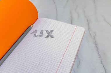 Okul yılının başlama tarihi 1 Eylül, okul defterinin ilk sayfasına kurşun kalemle yazılmış.