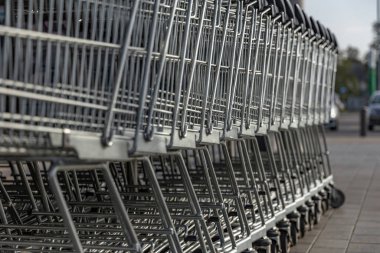 Alışveriş, alışveriş arabası, metal bir alışveriş arabasına paketleme.