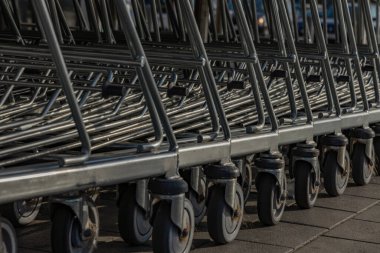 Alışveriş, alışveriş arabası, metal bir alışveriş arabasına paketleme.