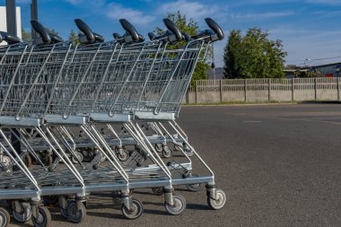 Alışveriş, alışveriş arabası, metal bir alışveriş arabasına paketleme.