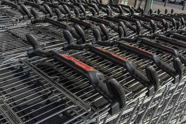 Alışveriş, alışveriş arabası, metal bir alışveriş arabasına paketleme.