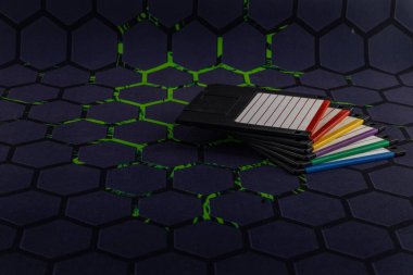 Eski 16-bit ve 8-bit 3.5 inçlik bilgisayarlar için renkli disketler siyah bir klavye ve fare pa