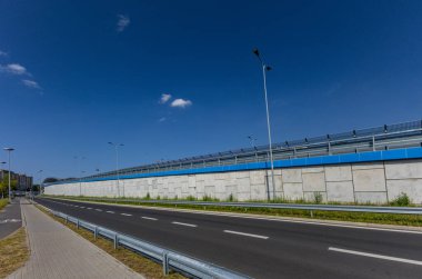 Czestochowa 'da yeni viyadük, Aleja Wojska Polskiego ve Aleja Pokoju kavşağı, Avrupa Yolu 75, şehirde sıcak yaz