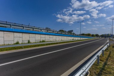 Czestochowa 'da yeni viyadük, Aleja Wojska Polskiego ve Aleja Pokoju kavşağı, Avrupa Yolu 75, şehirde sıcak yaz