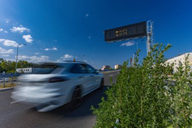 Czestochowa 'da yeni viyadük, Aleja Wojska Polskiego ve Aleja Pokoju kavşağı, Avrupa Yolu 75, şehirde sıcak yaz