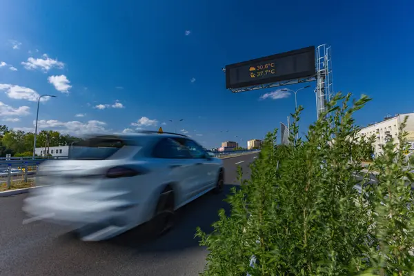Czestochowa 'da yeni viyadük, Aleja Wojska Polskiego ve Aleja Pokoju kavşağı, Avrupa Yolu 75, şehirde sıcak yaz