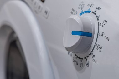 Çamaşır makinesindeki çamaşır yıkama programlarının seçimi, çamaşır makinesini eko moduna ayarlamak, su ve enerjiden tasarruf etmek