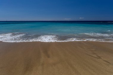 Sarı kumsal, tehlikeli dalgalar, Costa Adeje, engebeli Atlantik Okyanusu, ünlü Playa del Duque Teneriffe