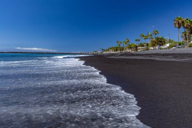 Sarı kumsal, tehlikeli dalgalar, Costa Adeje, engebeli Atlantik Okyanusu, ünlü Playa del Duque Teneriffe