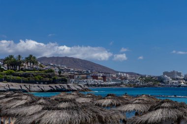 Sarı kumsal, tehlikeli dalgalar, Costa Adeje, engebeli Atlantik Okyanusu, ünlü Playa del Duque Teneriffe
