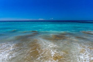 Sarı kumsal, tehlikeli dalgalar, Costa Adeje, engebeli Atlantik Okyanusu, ünlü Playa del Duque Teneriffe