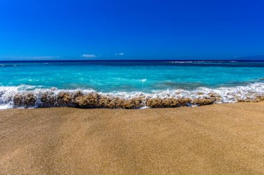 Sarı kumsal, tehlikeli dalgalar, Costa Adeje, engebeli Atlantik Okyanusu, ünlü Playa del Duque Teneriffe