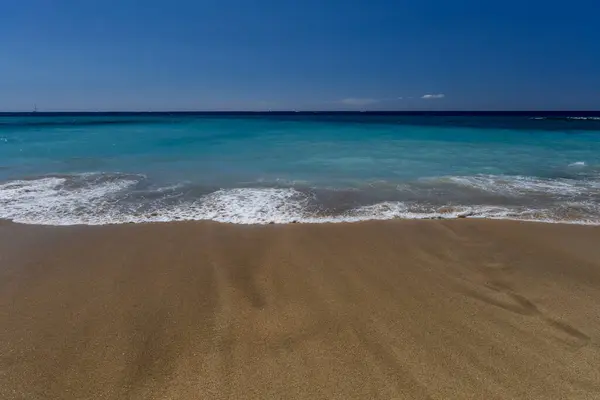 Sarı kumsal, tehlikeli dalgalar, Costa Adeje, engebeli Atlantik Okyanusu, ünlü Playa del Duque Teneriffe