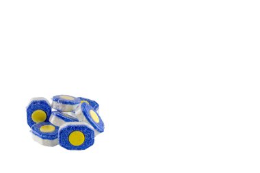 Mutfağı toparlamak, bulaşıkları yıkamak, bulaşık makinesi için kimyasallar bulaşık makinesi için mavi kapsüller.