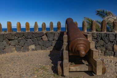 Rambla de Castro 'daki San Fernando Kalesi. Korsanlara ateş açan top ve silahlarla donatılmış bir savunma kalesi, El Mayorazgo.
