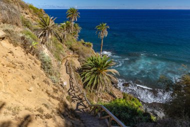 Tenerife 'nin kuzeyinde yer alan Los Realejos, Rambla de Castro, Playa de Castro, Atlantik Okyanusu' nda şelalesi olan bir plaj.