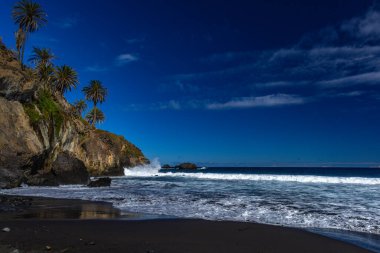 Tenerife 'nin kuzeyinde yer alan Los Realejos, Rambla de Castro, Playa de Castro, Atlantik Okyanusu' nda şelalesi olan bir plaj.