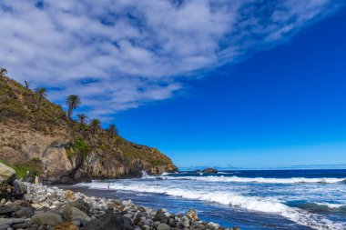Tenerife 'nin kuzeyinde yer alan Los Realejos, Rambla de Castro, Playa de Castro, Atlantik Okyanusu' nda şelalesi olan bir plaj.