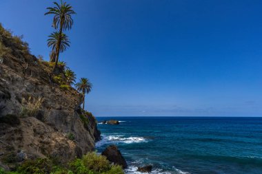 Tenerife 'nin kuzeyinde yer alan Los Realejos, Rambla de Castro, Playa de Castro, Atlantik Okyanusu' nda şelalesi olan bir plaj.