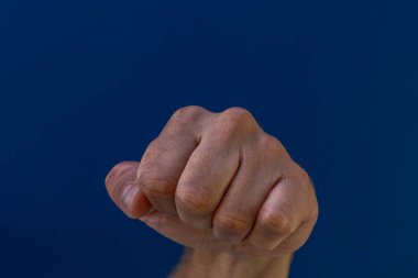 Yumruğunu sıkmış bir erkek, şiddeti nasıl durduracağını, kavgaya nasıl hazırlanacağını, şiddeti nasıl durduracağını, internet şapkası