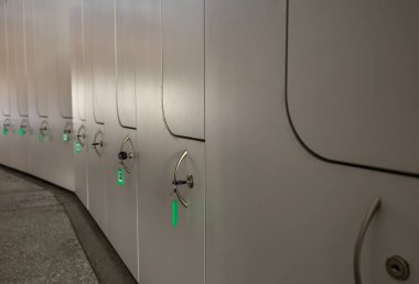 Giysiler için gri dolaplar, kilitli raflar, okuldaki öğrenciler için dolaplar, hastanedeki hastalar için dolaplar.