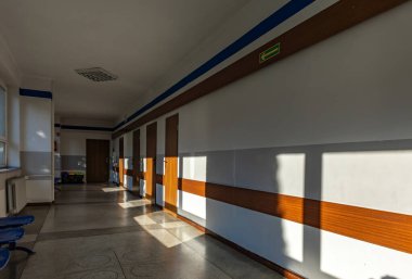 Hastanede bekleme odası, tıbbi klinik, boş sandalyeler, boş koltuklar, doktorunu bekleyen hastalar.