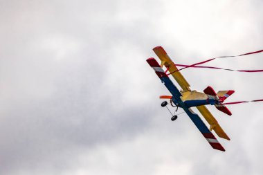 2. Dünya Savaşı ve 2. Dünya Savaşı 'ndan kalma hafif çift kanatlı uçakların modelleri, uçan modellerin hava muharebesinin simülasyonu.