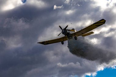 Dromader havadaki yangınları söndürmek için tasarlanmış bir itfaiye uçağı, havaalanındaki yangın söndürme gösterileri