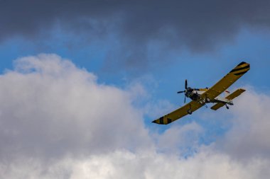 Dromader havadaki yangınları söndürmek için tasarlanmış bir itfaiye uçağı, havaalanındaki yangın söndürme gösterileri