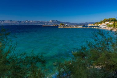 Trpancia 'daki yolcu ve kargo limanı Peljesac Yarımadası' nda, turistik eğlence, gemilerin yanaştığı yer, Se Düdüğü Leydisinin heykeli.