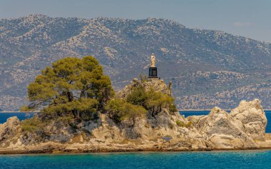 Trpancia 'daki yolcu ve kargo limanı Peljesac Yarımadası' nda, turistik eğlence, gemilerin yanaştığı yer, Se Düdüğü Leydisinin heykeli.
