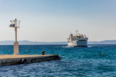 Bir yolcu gemisi, Croati 'deki Peljesac Yarımadası' ndaki Trpanj limanına giriyor.