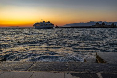 Yolcu feribotu, Peljesac Peninsul 'undaki bir aktarma limanı olan Trpanj limanına girer.