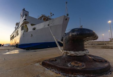 Yolcu feribotu, Peljesac Peninsul 'undaki bir aktarma limanı olan Trpanj limanına girer.