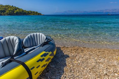 Suda şişme bir duba, cankurtaran botu, kurtuluşu olmayan bir tekne.