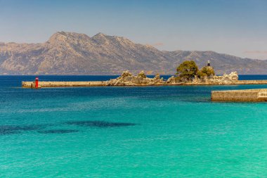 Trpancia 'daki yolcu ve kargo limanı Peljesac Yarımadası' nda, turistik eğlence, gemilerin yanaştığı yer, Se Düdüğü Leydisinin heykeli.