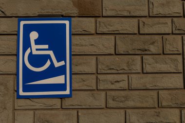 Rampa boyunca tekerlekli sandalyeye ulaşılabilir tabelası