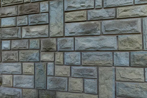 Taş cephe, gri tuğla, beton taklidi.